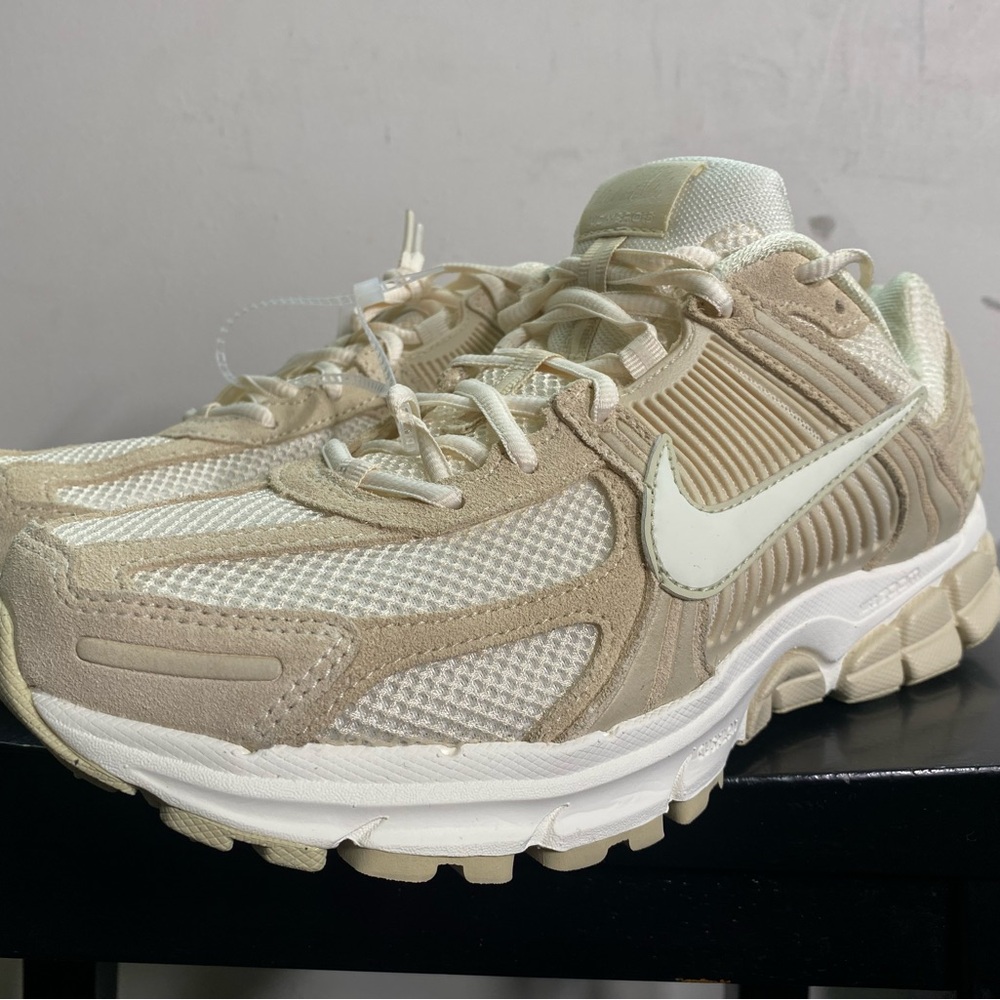 Nike zoom vomero and beach/sail light khaki-pale ivory Sz 11.5